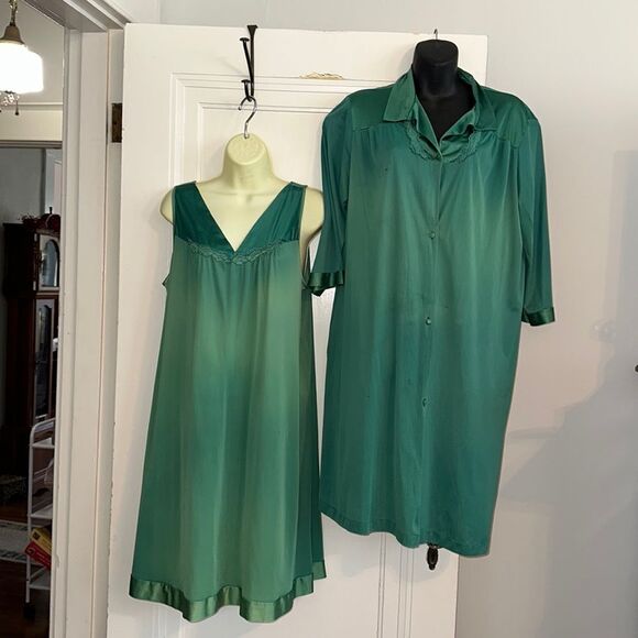Vintage Vanity Fair Emerald Green nylon nightgown & robe set - Picture 1 of 12